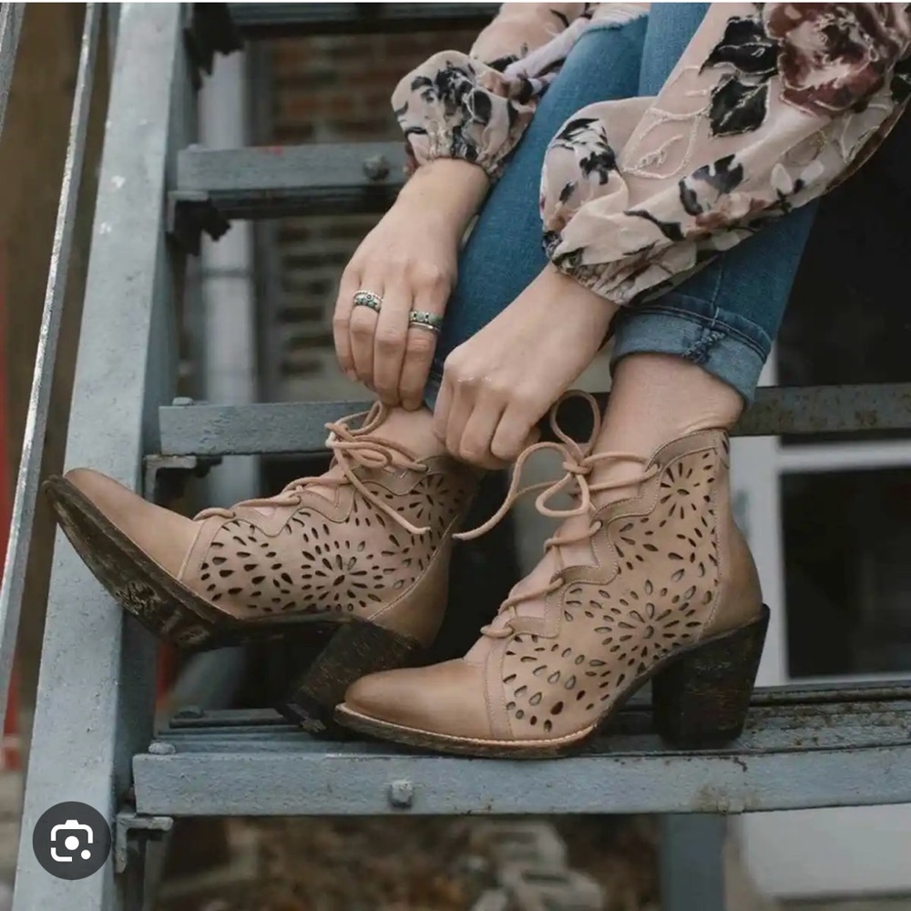 Adorable Miss Macie NWOT leather ankle booties with intricate detail.